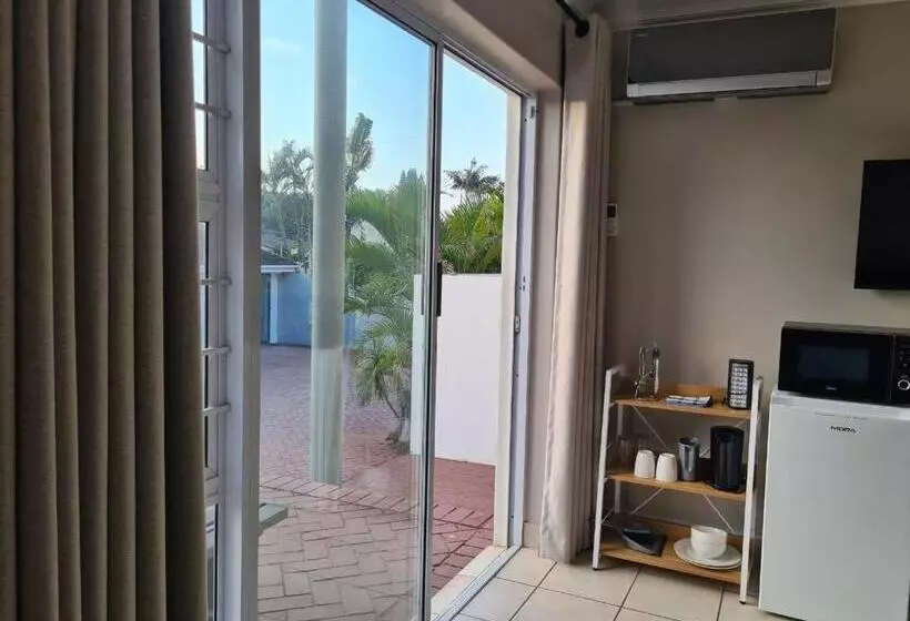 ペンション La Lucia Beach Villa