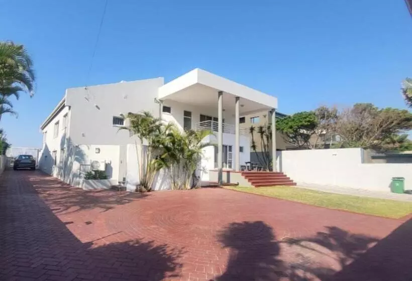 ペンション La Lucia Beach Villa