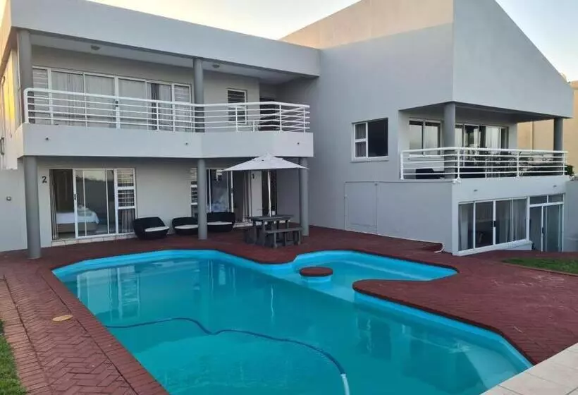 ペンション La Lucia Beach Villa