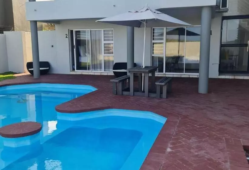 ペンション La Lucia Beach Villa