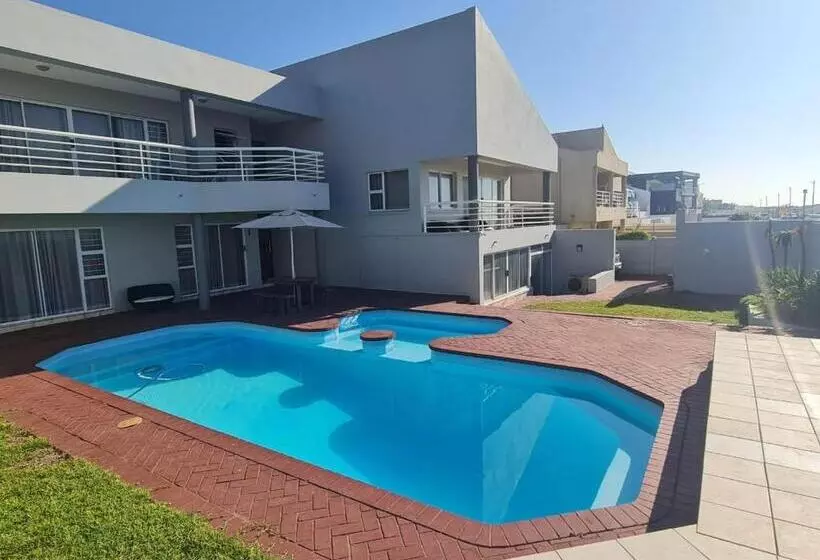 ペンション La Lucia Beach Villa