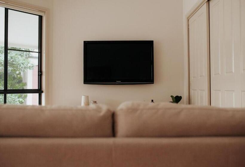 ベッドアンドブレックファースト Laurina Estate