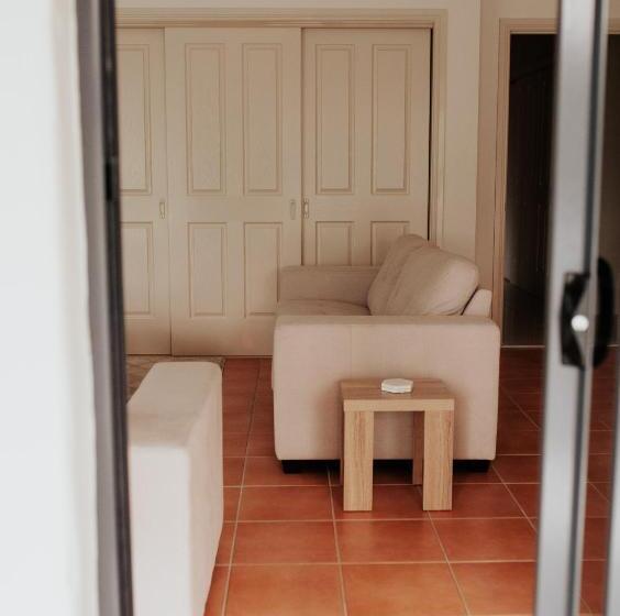 ベッドアンドブレックファースト Laurina Estate