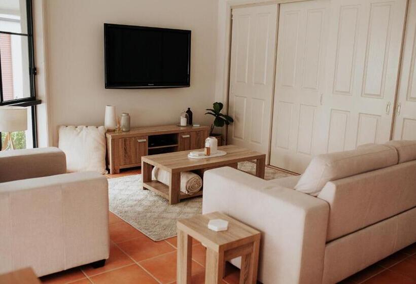 ベッドアンドブレックファースト Laurina Estate