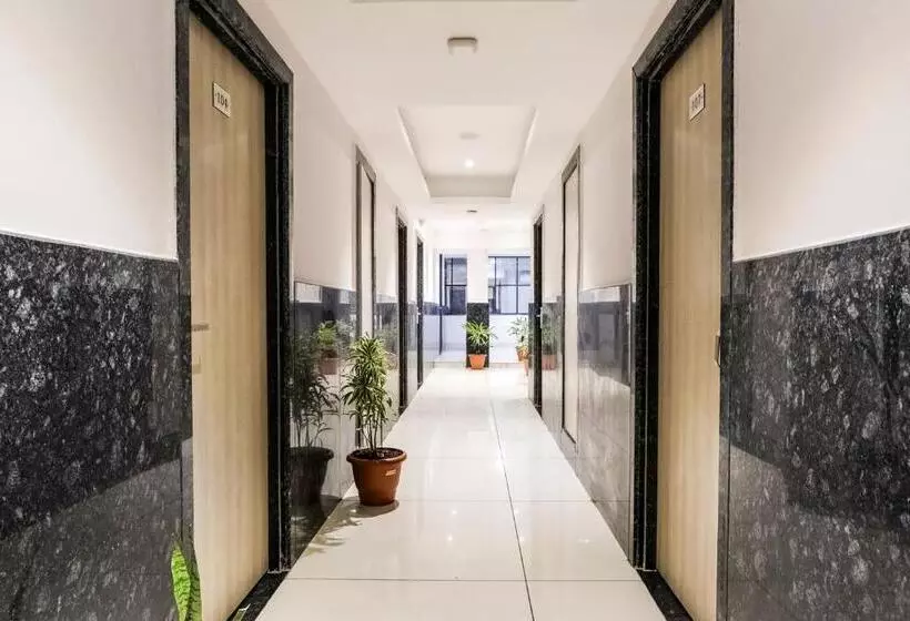 Fabhotel Meera Palace