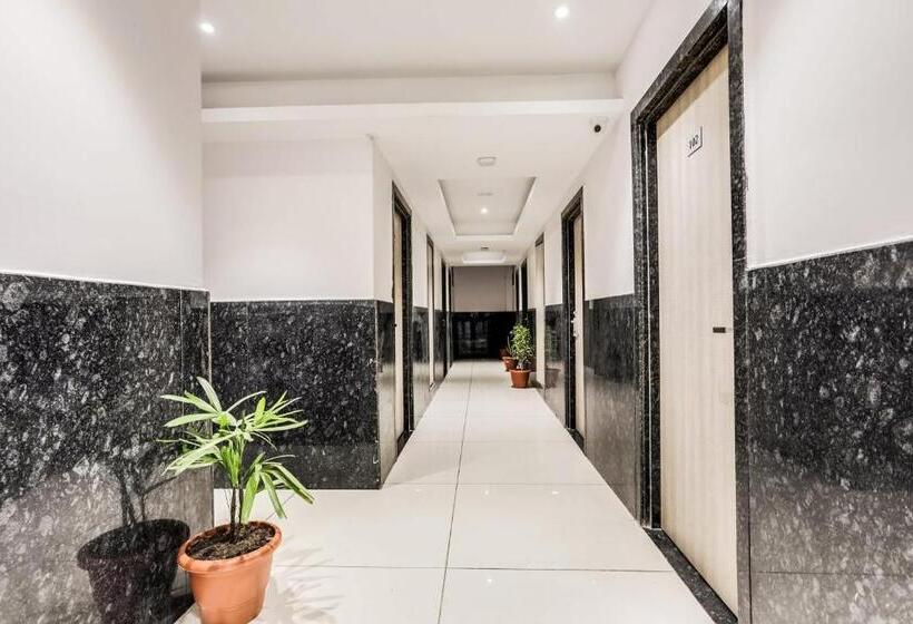 Fabhotel Meera Palace