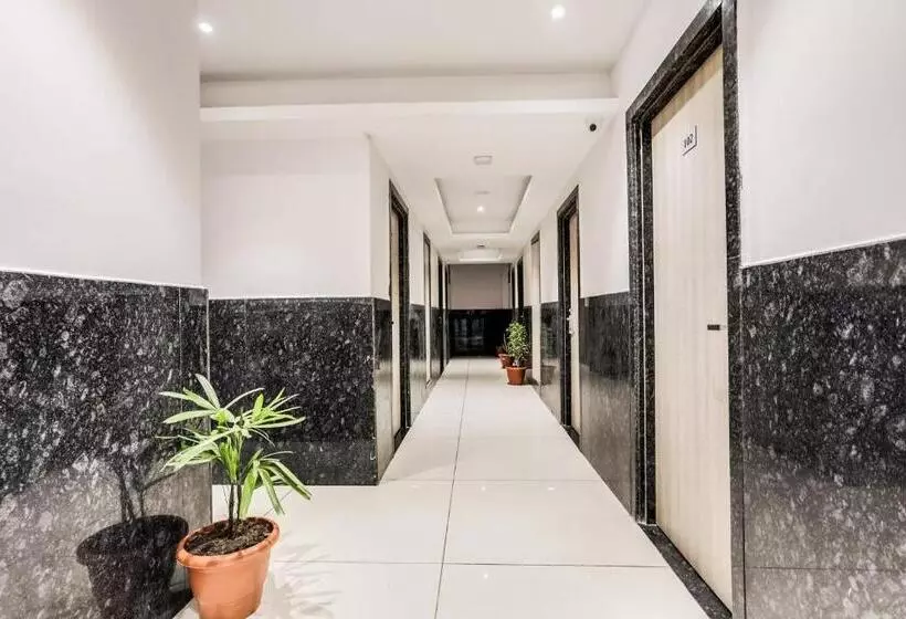 Fabhotel Meera Palace