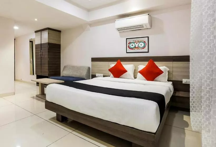 Fabhotel Meera Palace