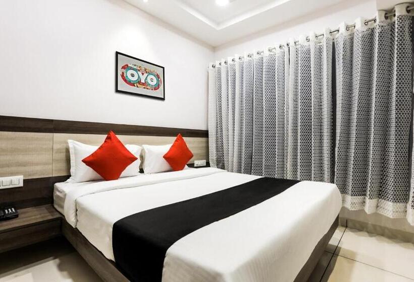 Fabhotel Meera Palace