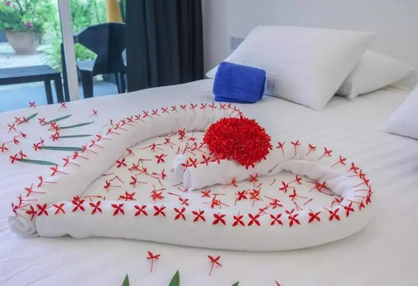 هتل Thoddoo Island Holiday Inn