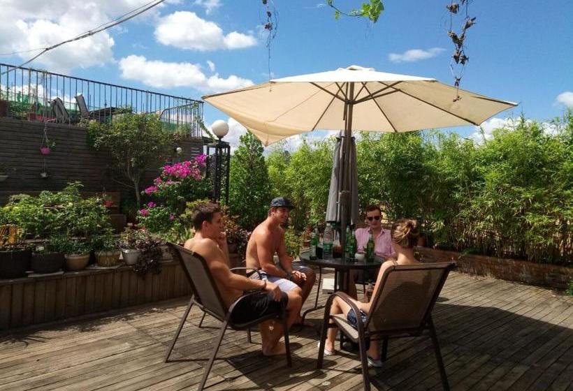 Hotelli Sky Garden Inn