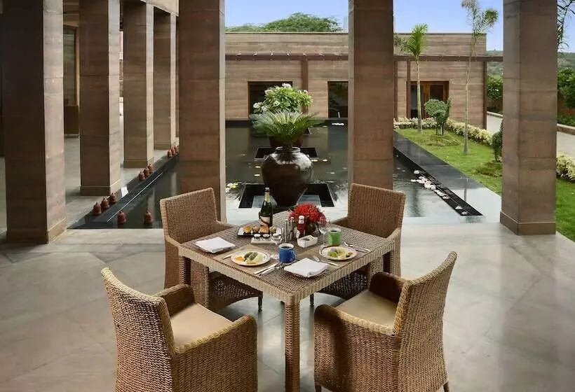 Lomakeskus The Lalit Mangar