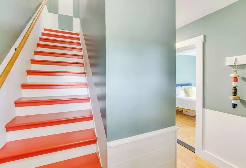3 Mi To Boothbay Harbor: Coastal Colorful Home!