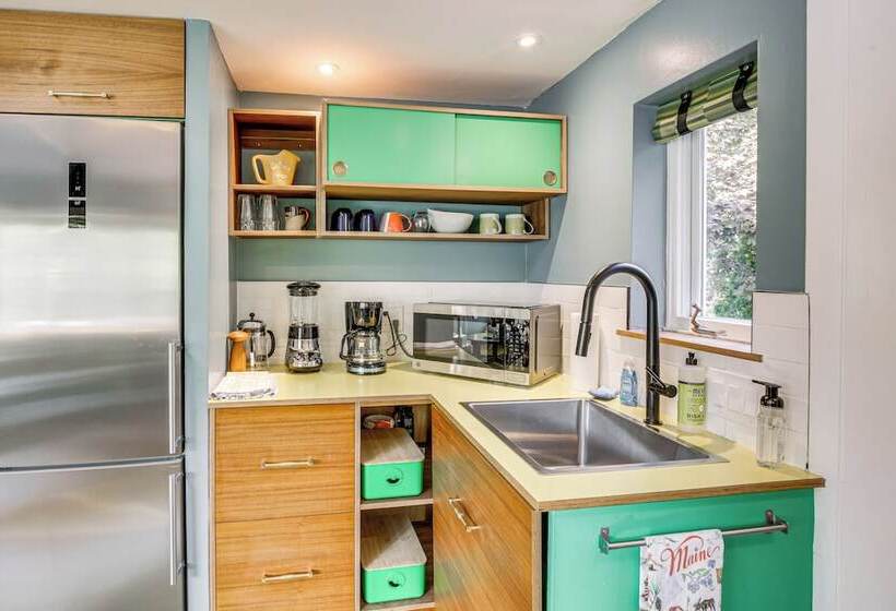 3 Mi To Boothbay Harbor: Coastal Colorful Home!