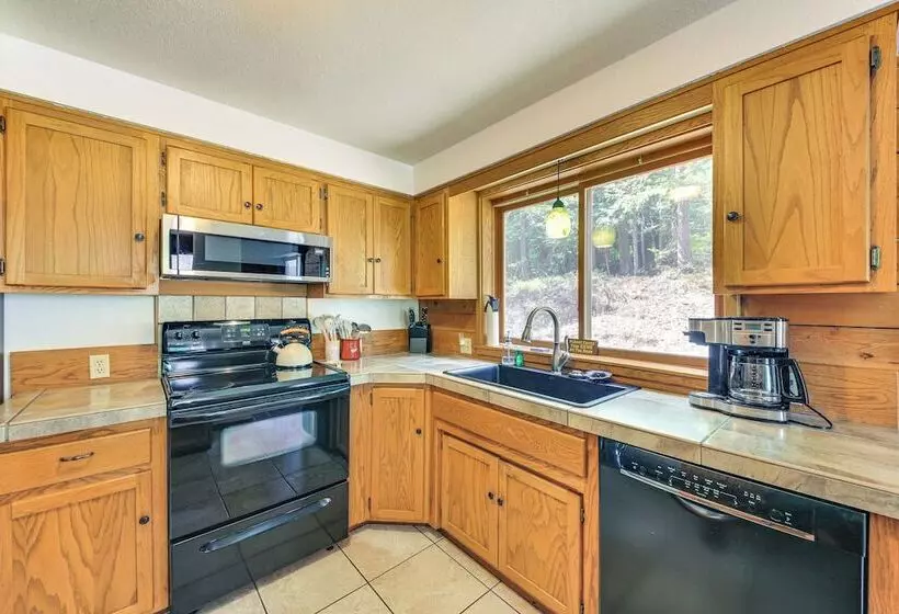 Cabin Near Lake Pend Oreille & Dtwn Sandpoint