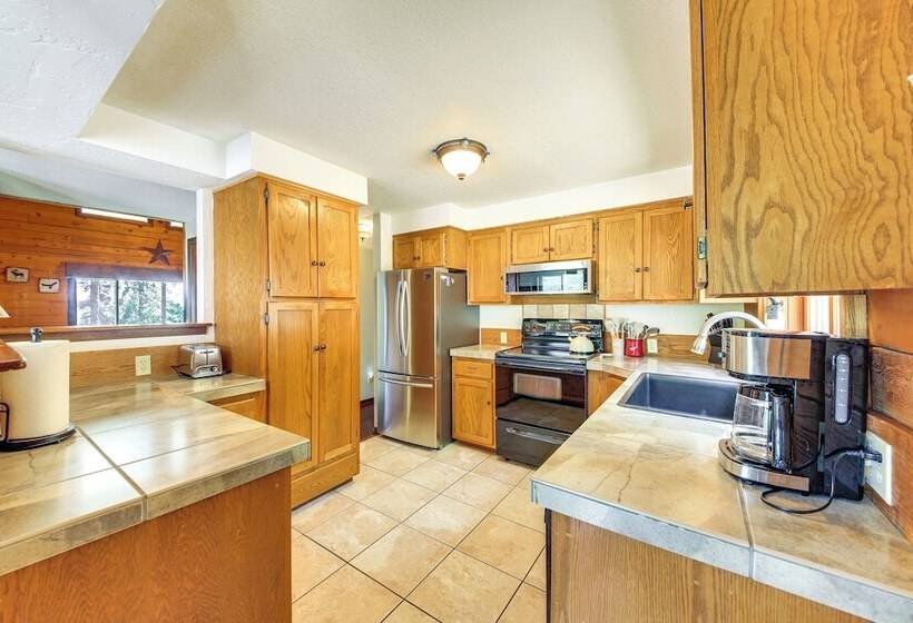 Cabin Near Lake Pend Oreille & Dtwn Sandpoint