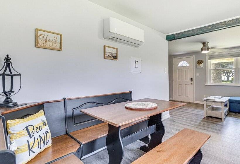 Centrally Located Merritt Island Cottage W/ Deck!