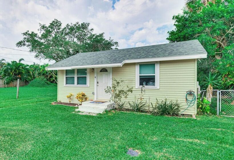 Centrally Located Merritt Island Cottage W/ Deck!