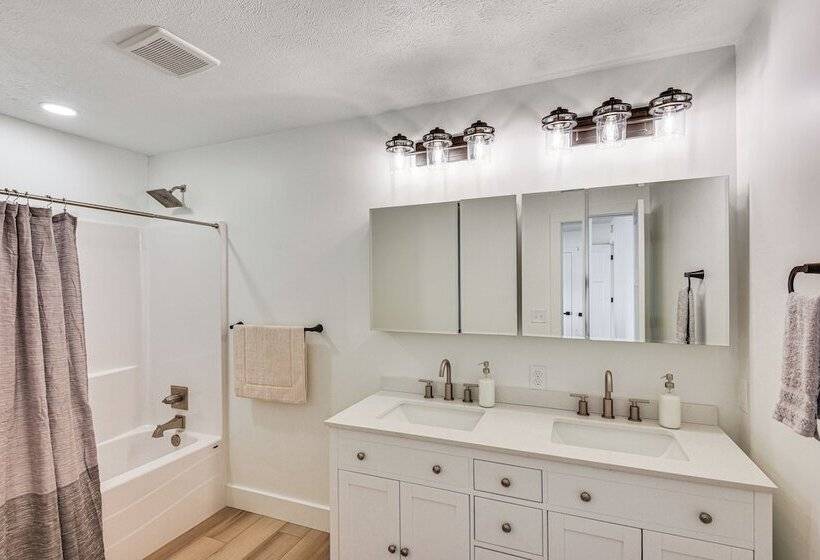 Charming Middlebury Retreat W/ Patio & Fire Pit