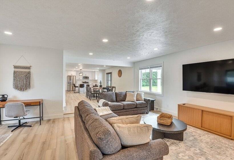 Charming Middlebury Retreat W/ Patio & Fire Pit