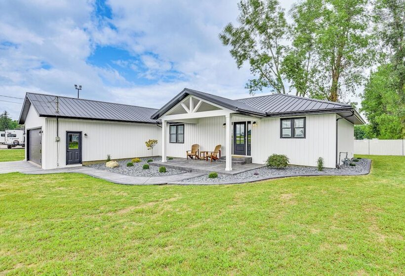 Charming Middlebury Retreat W/ Patio & Fire Pit