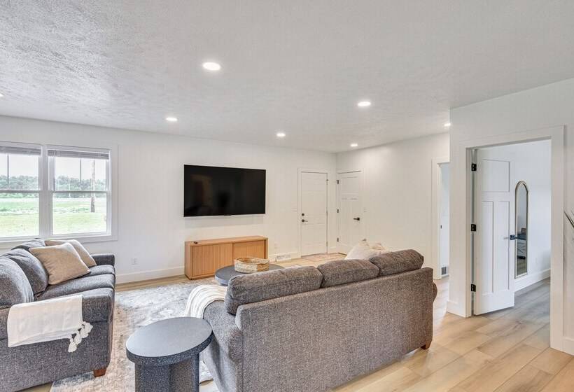 Charming Middlebury Retreat W/ Patio & Fire Pit