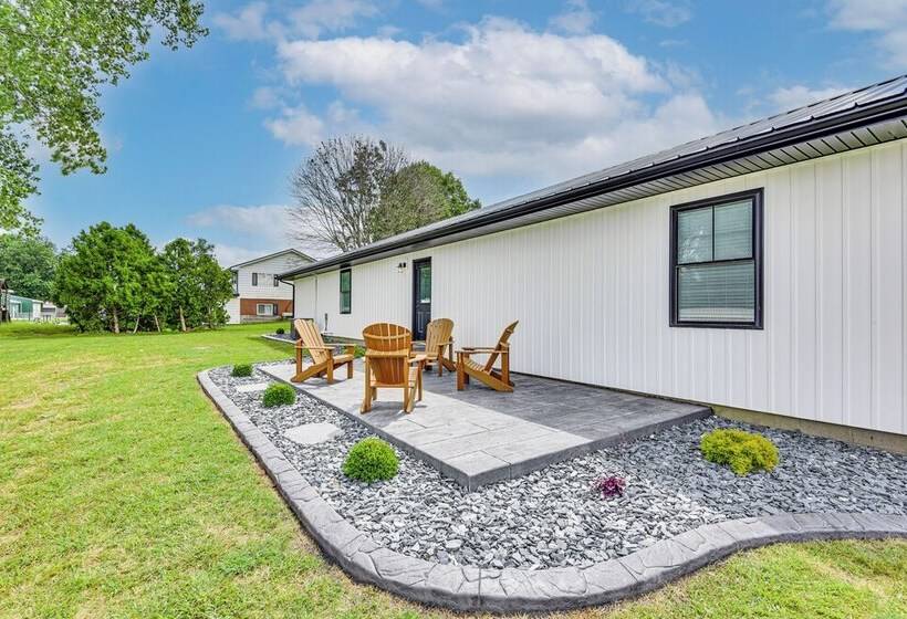 Charming Middlebury Retreat W/ Patio & Fire Pit