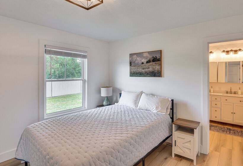 Charming Middlebury Retreat W/ Patio & Fire Pit