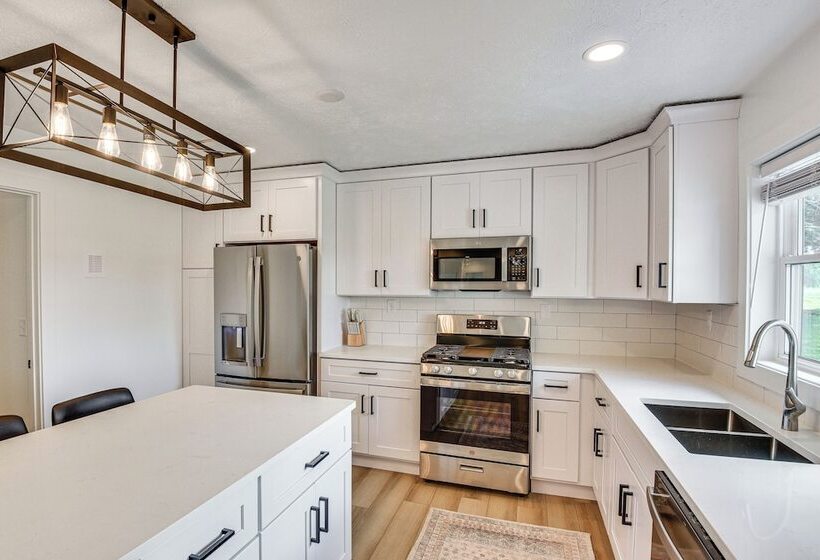 Charming Middlebury Retreat W/ Patio & Fire Pit