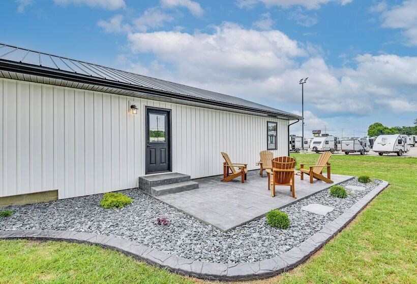 Charming Middlebury Retreat W/ Patio & Fire Pit