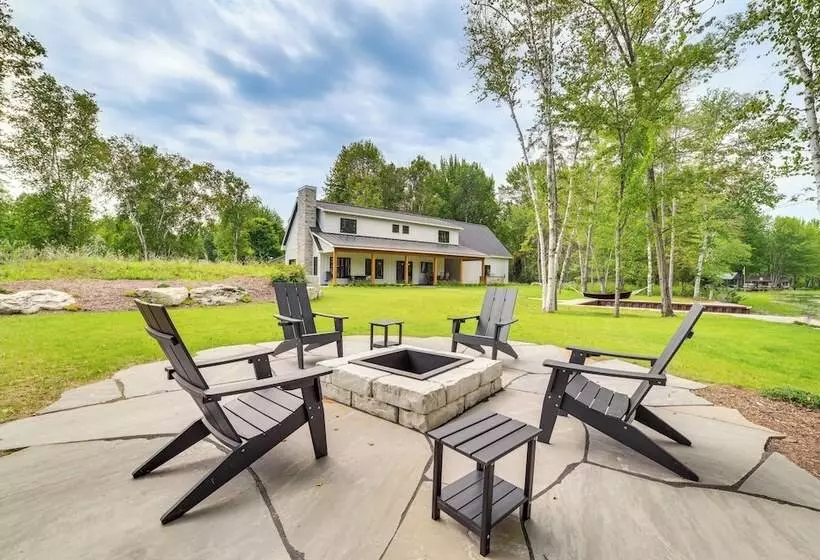 Cottage On Crooked River W/ Dock + Slip!
