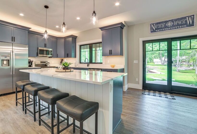 Cottage On Crooked River W/ Dock + Slip!