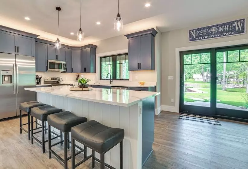 Cottage On Crooked River W/ Dock + Slip!