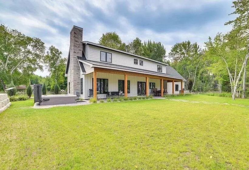 Cottage On Crooked River W/ Dock + Slip!