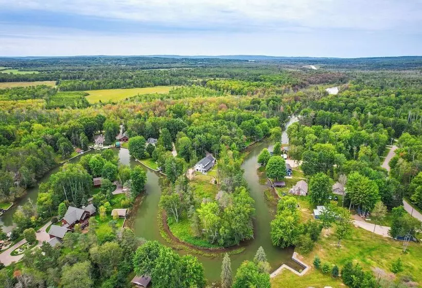 Cottage On Crooked River W/ Dock + Slip!