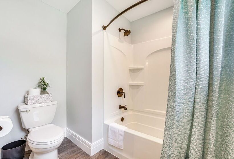 Cottage On Crooked River W/ Dock + Slip!