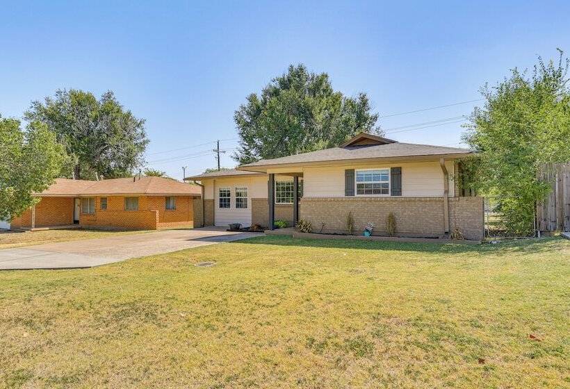 4 Mi To Museum Of The Great Plains: Lawton Home!