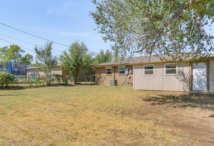 4 Mi To Museum Of The Great Plains: Lawton Home!