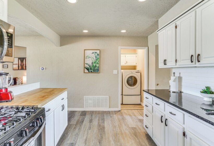 4 Mi To Museum Of The Great Plains: Lawton Home!