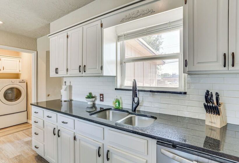 4 Mi To Museum Of The Great Plains: Lawton Home!