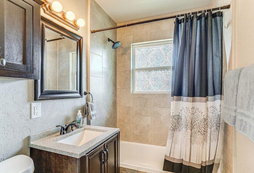 4 Mi To Museum Of The Great Plains: Lawton Home!