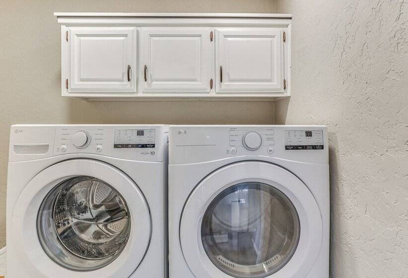 4 Mi To Museum Of The Great Plains: Lawton Home!