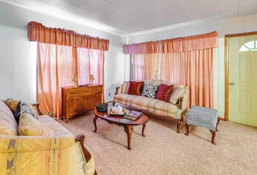 Ottawa Home W/ Porch, Near Starved Rock State Park