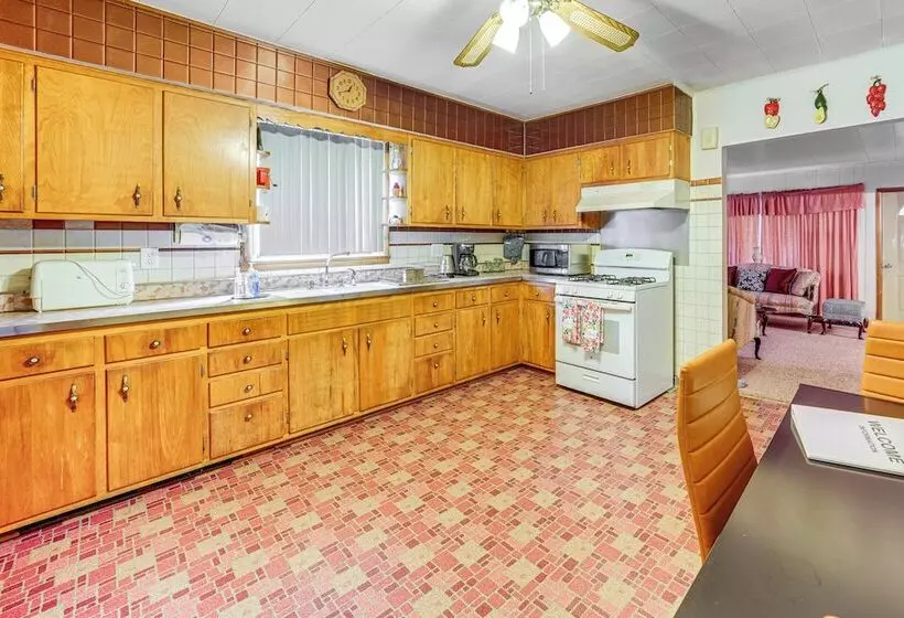 Ottawa Home W/ Porch, Near Starved Rock State Park