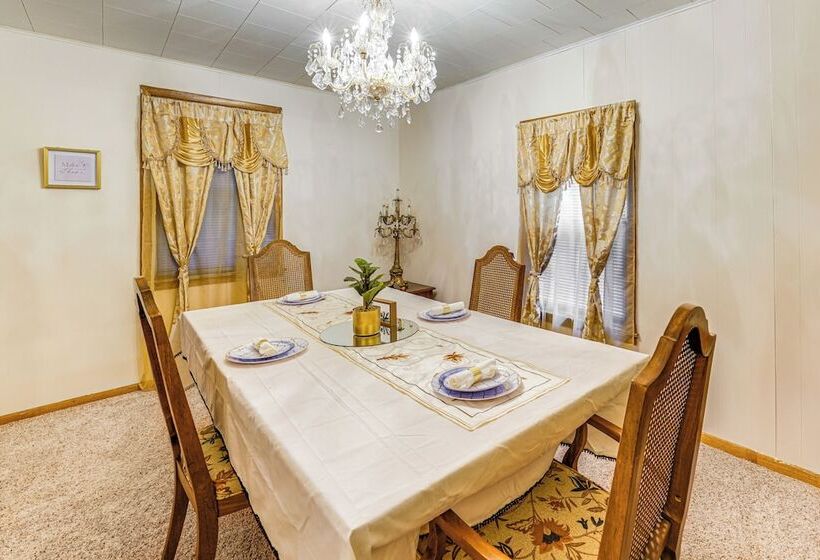 Ottawa Home W/ Porch, Near Starved Rock State Park