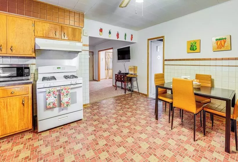 Ottawa Home W/ Porch, Near Starved Rock State Park