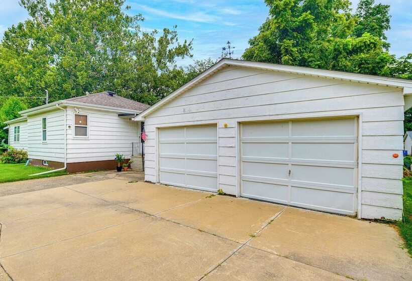 Ottawa Home W/ Porch, Near Starved Rock State Park