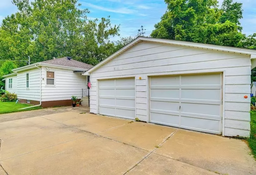 Ottawa Home W/ Porch, Near Starved Rock State Park