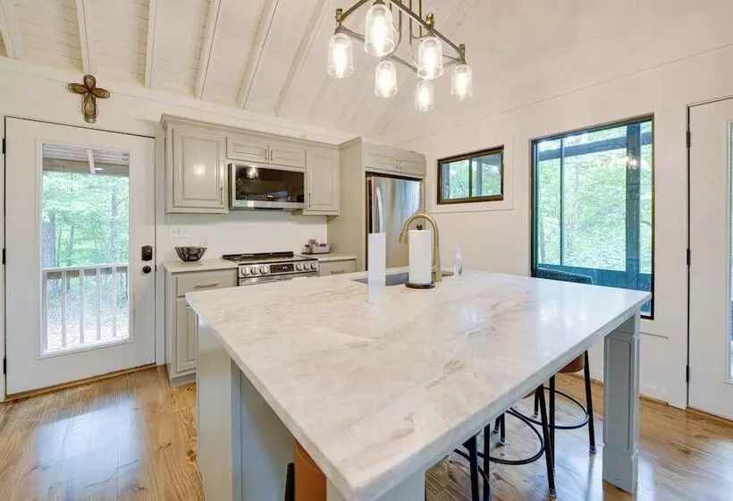 Screened Porch: Pet Friendly Dadeville Cabin!