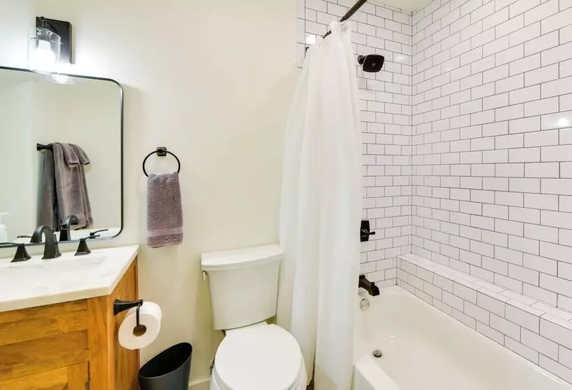 Screened Porch: Pet Friendly Dadeville Cabin!